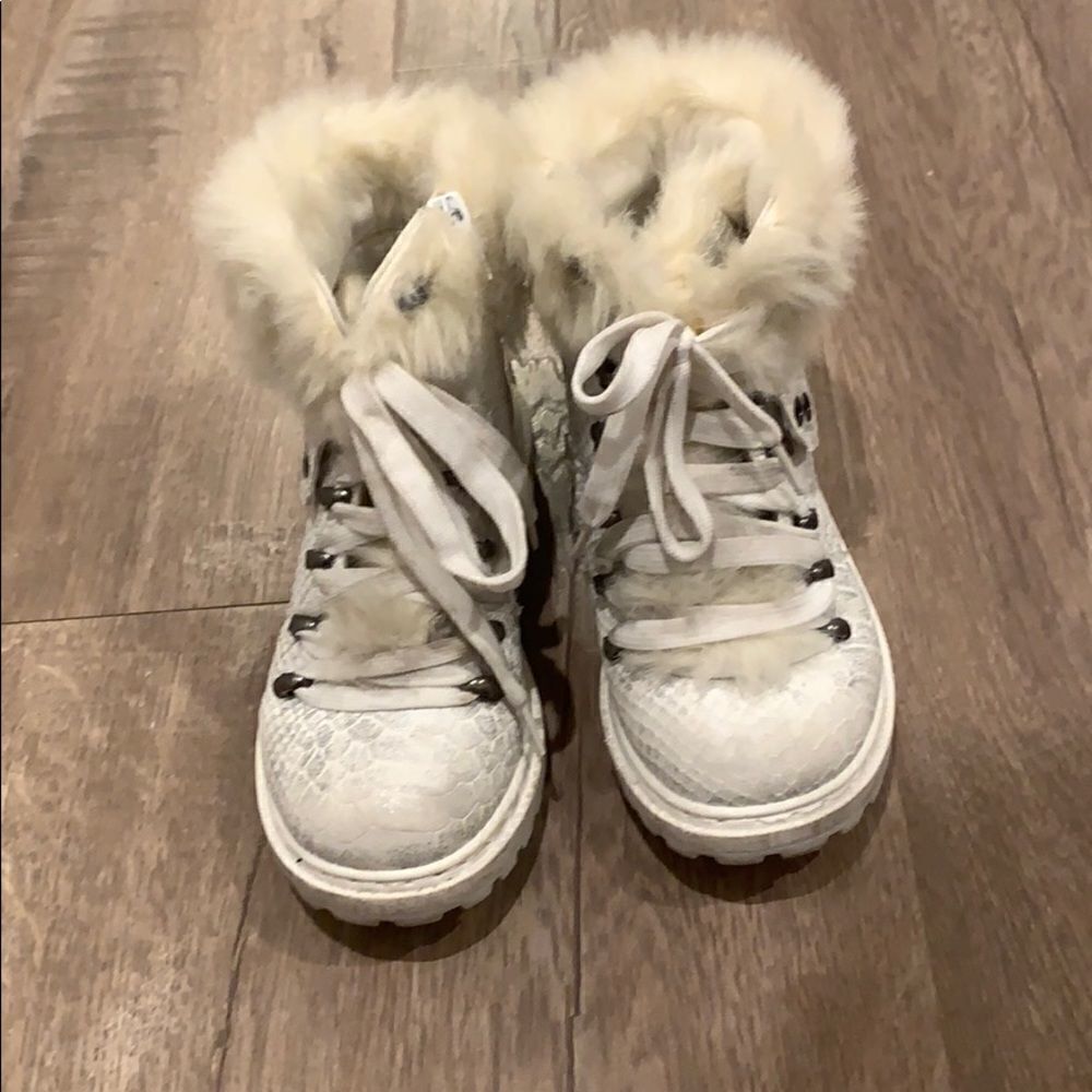 💕Last deal 💕White faux fur trimmed boot